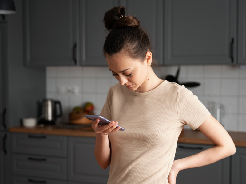 آیا کار با موبایل مهم‌ترین دلیل قوز گردن است؟